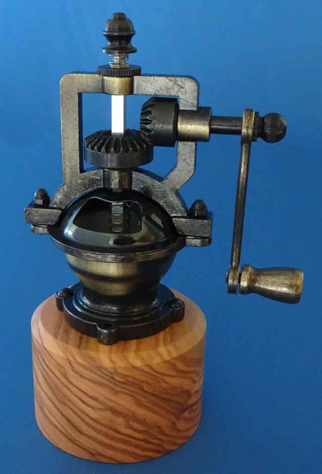 Salzmuhle auf Olivenunterteil montiert