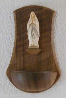 201 Weihwassergefäss Nussbaumholz mit Madonna von Lourdes
