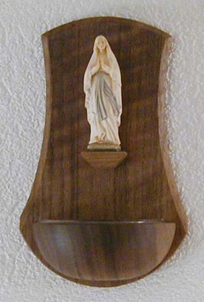 201 Weihwassergefäss Nussbaumholz mit Madonna von Lourdes