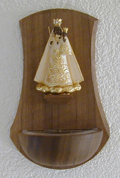 400 Weihwassergefäss Nussbaumholz mit Madonna von Einsiedeln