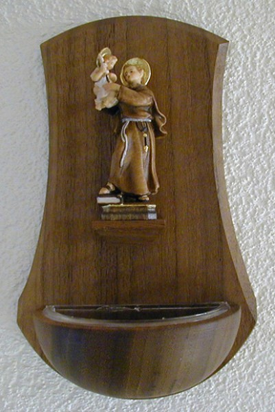 419 Weihwassergefäss Nussbaumholz mit Hl. Antonius von Padua