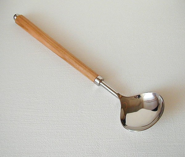 suppenkelle-flach-edelstahl-kirschbaumholzgriff