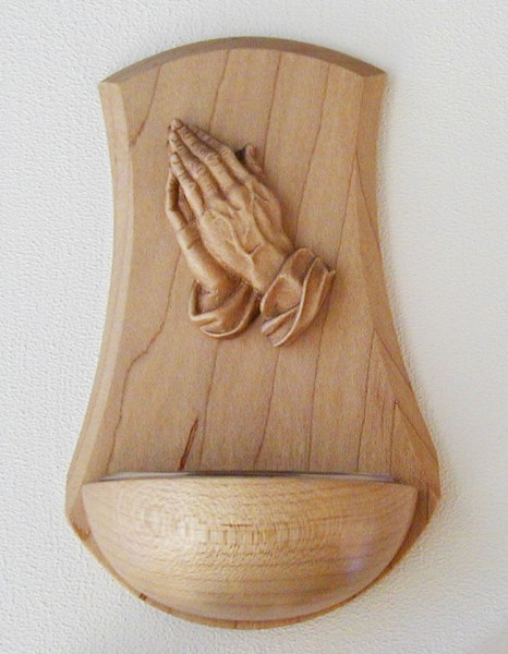 weihwassergefaess-ahorn-betendehaende-gebeizt
