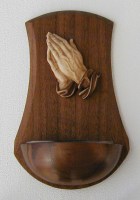 weihwassergefaess-nussbaum-betendehaende-2ton