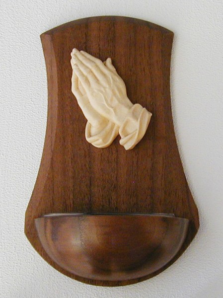 weihwassergefaess-nussbaum-betendehaende-natur