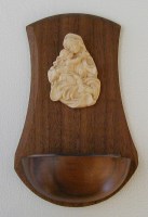 weihwassergefaess-nussbaum-madonna-natur